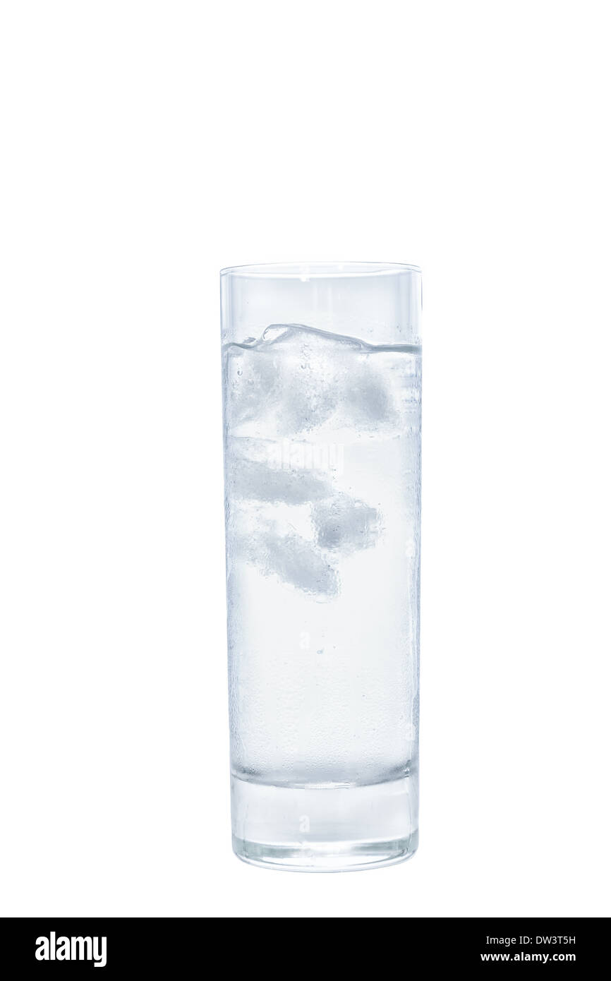 Un bicchiere di acqua fredda con ghiaccio Foto Stock