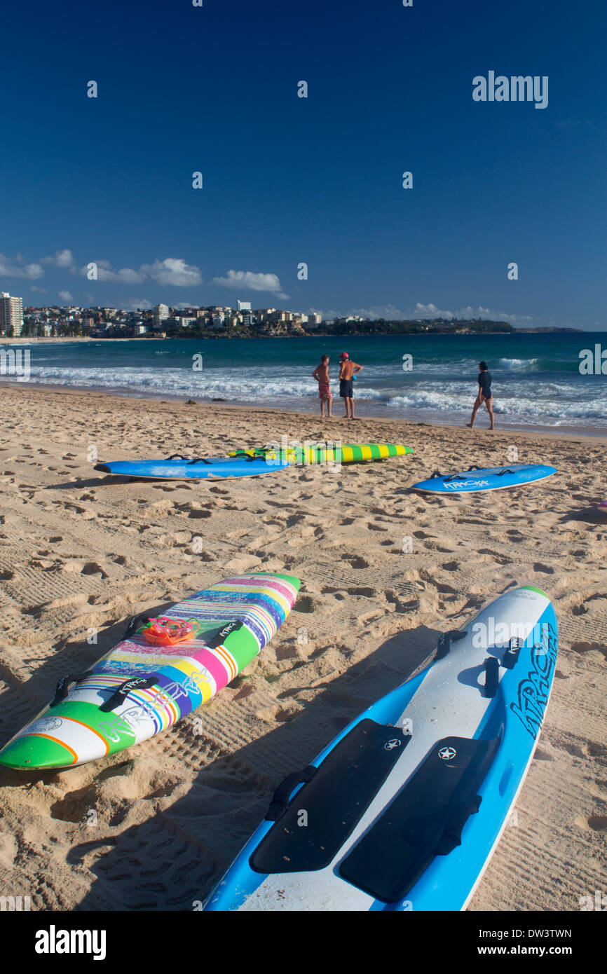 Manly North Steyne spiaggia con tavole da surf in primo piano le spiagge del Nord Sydney New South Wales NSW Australia Foto Stock