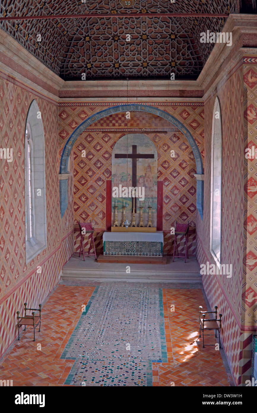 Modelli di moresco sul soffitto e Mosaico pattern sul pavimento adornano la quattrocentesca Cappella privata di Sintra National Palace Foto Stock