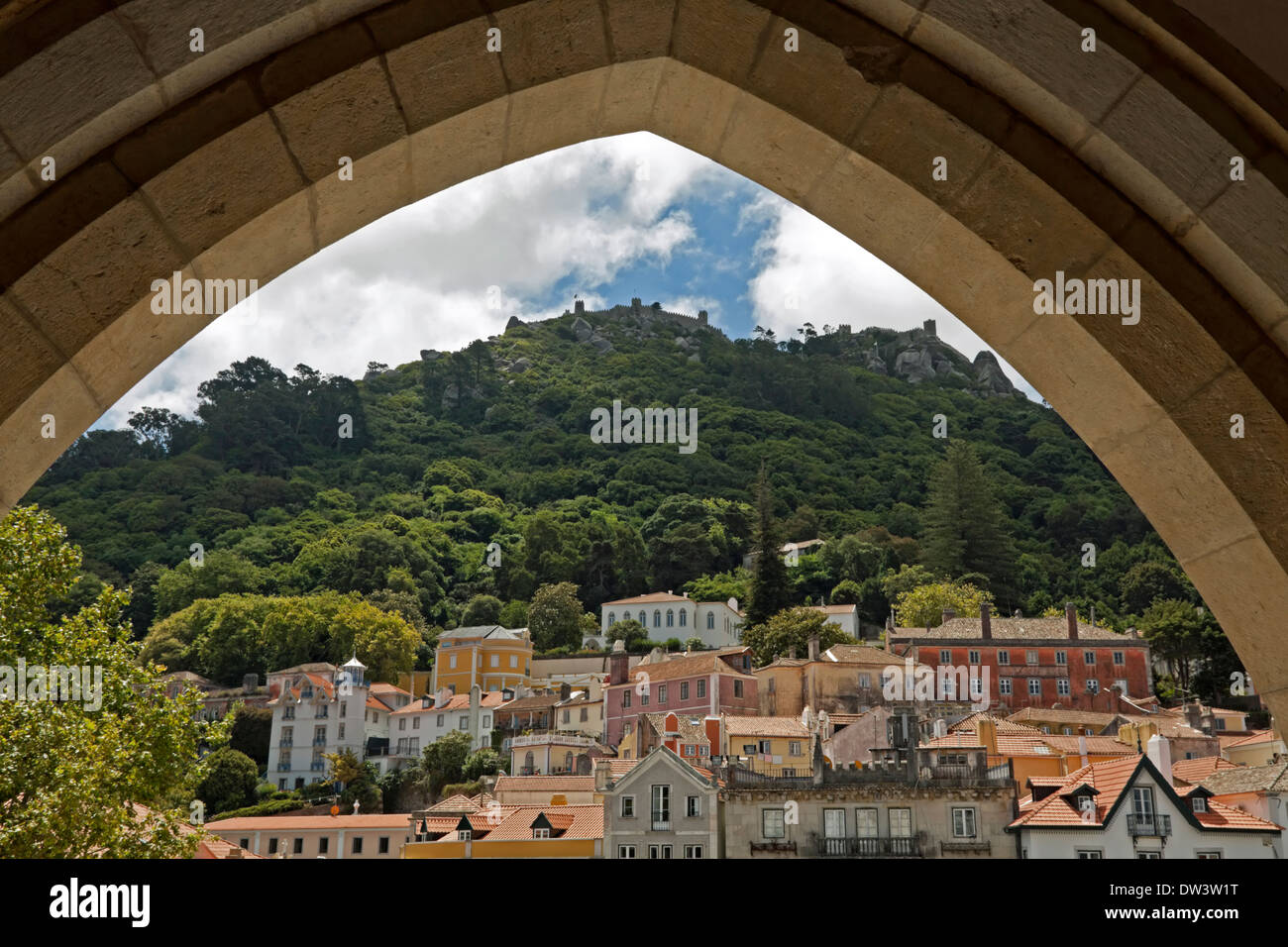 Vista in lontananza il castello medievale dei Mori - un sito UNESCO, situato sulle colline di Santa Maria e SãoSintra, Portogallo Foto Stock