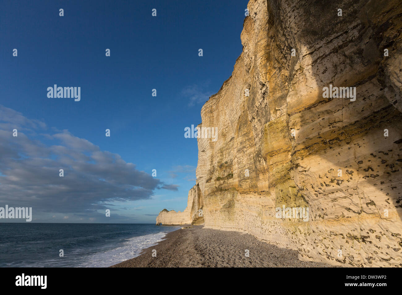 Porte d'Amont. Arche naturale nel Étretat falaises, scogliere, nel dipartimento Seine-Maritime, Alta Normandia, Francia. Foto Stock