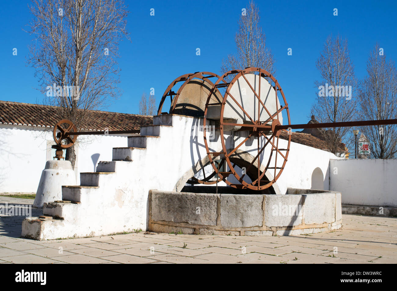 Conserve di vecchia mulattiera powered pompa irrigatoria Faro, Algarve, Portogallo, dell'Europa. Foto Stock