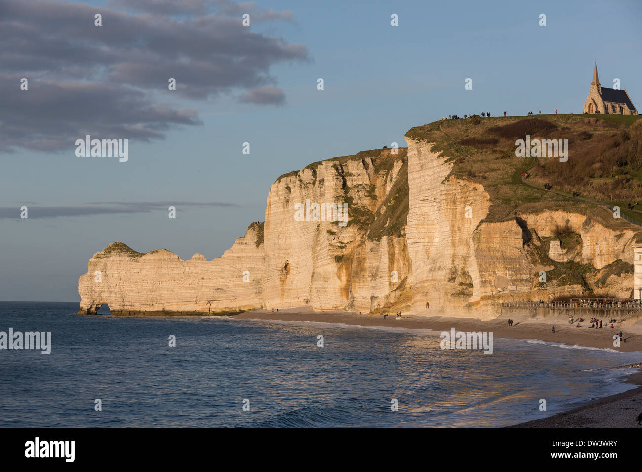 Porte d'Amont. Arche naturale nel Étretat falaises, scogliere, nel dipartimento Seine-Maritime, Alta Normandia, Francia. Foto Stock