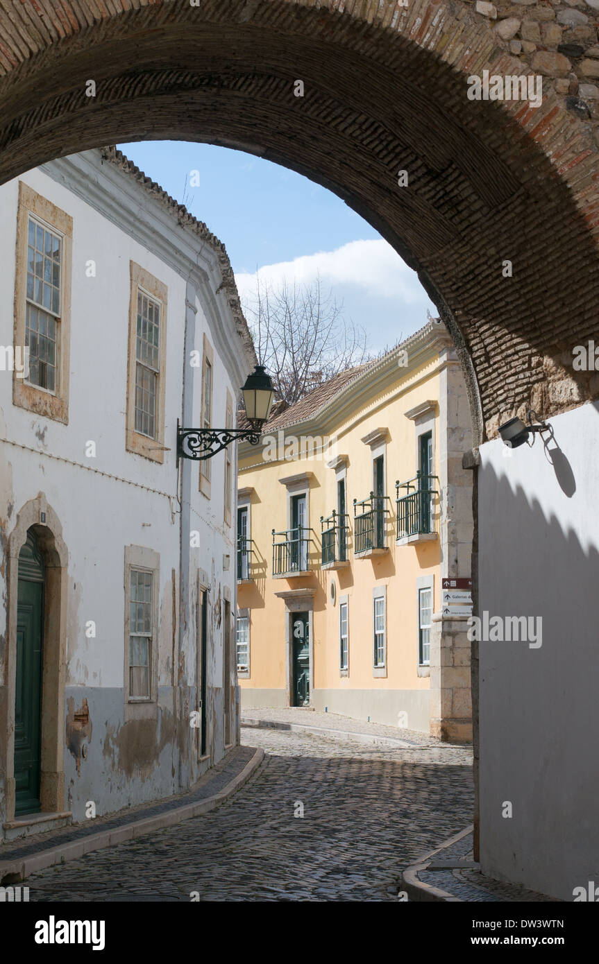 L'Arco do Repouso Faro old town, Algarve, Portogallo, Europa Foto Stock