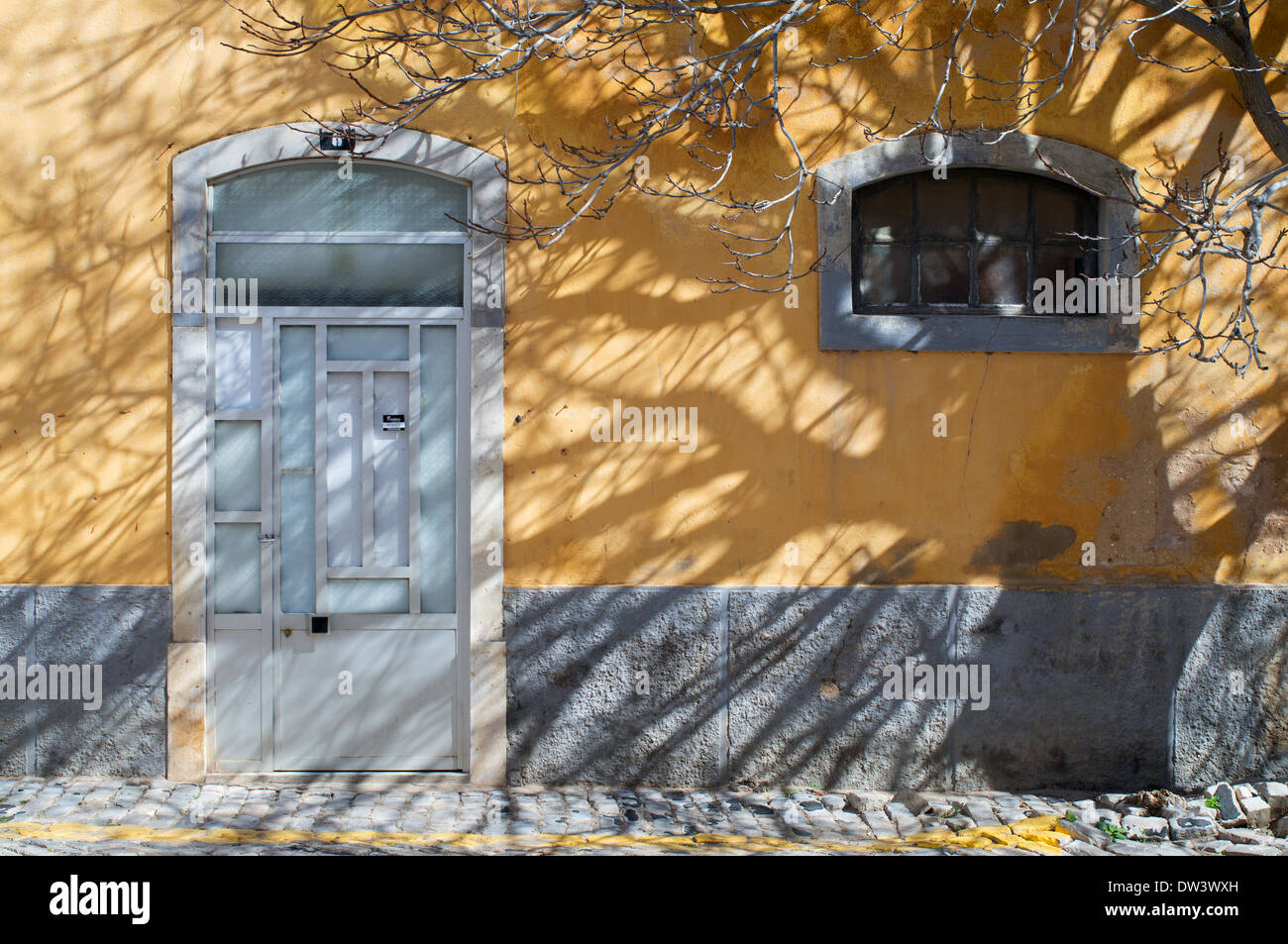 Porta e finestra con albero ombra Faro old town, Algarve, Portogallo, dell'Europa. Foto Stock