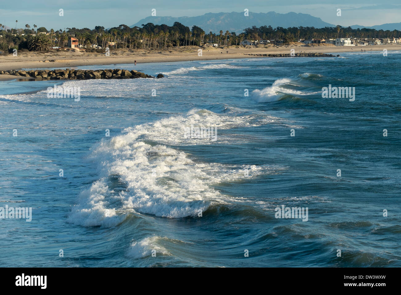 Gli Stati Uniti, California, Ventura, spiaggia con il surf rompe Foto Stock