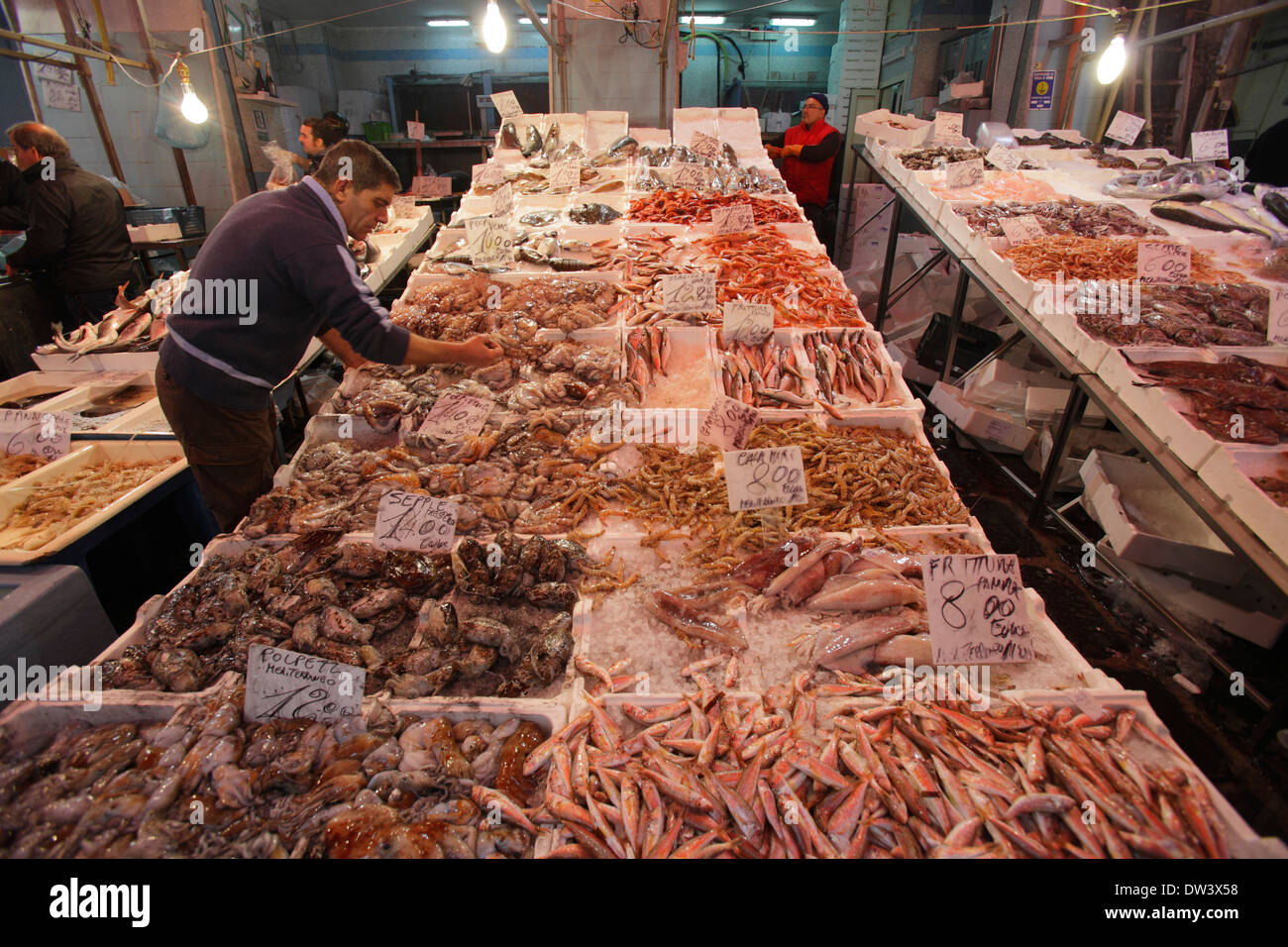 Mercato del pesce a Napoli, Italia Foto stock - Alamy