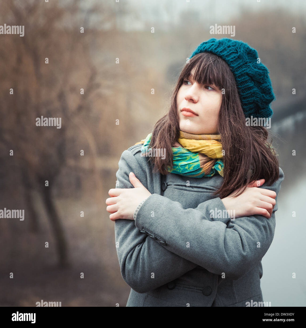 Giovane ragazza carina a basse temperature all'aperto, vintage ritratto Foto Stock