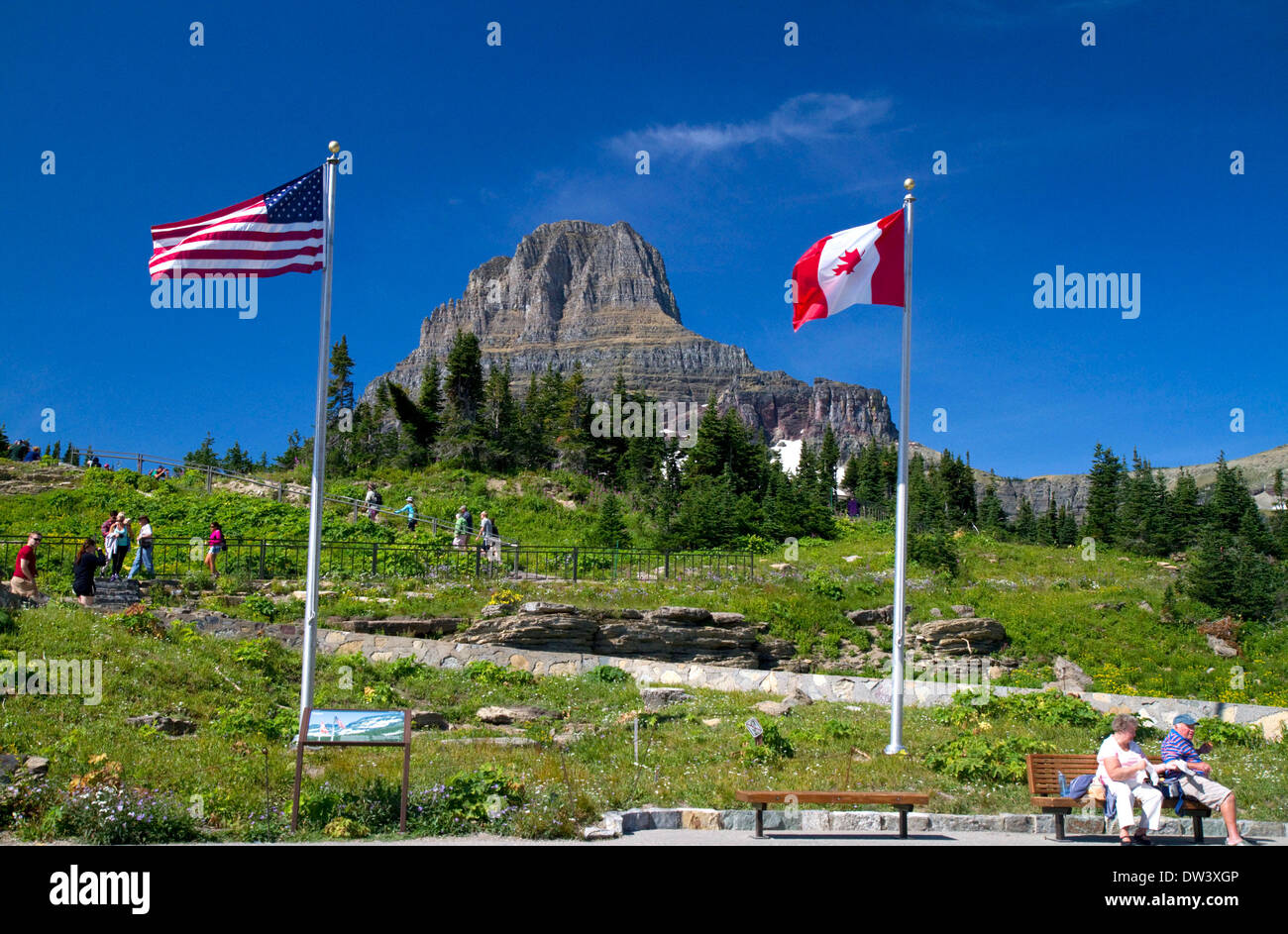 La Reynolds montagna a Logan pass si trova lungo il Continental Divide nel Parco Nazionale di Glacier, Montana, USA. Foto Stock