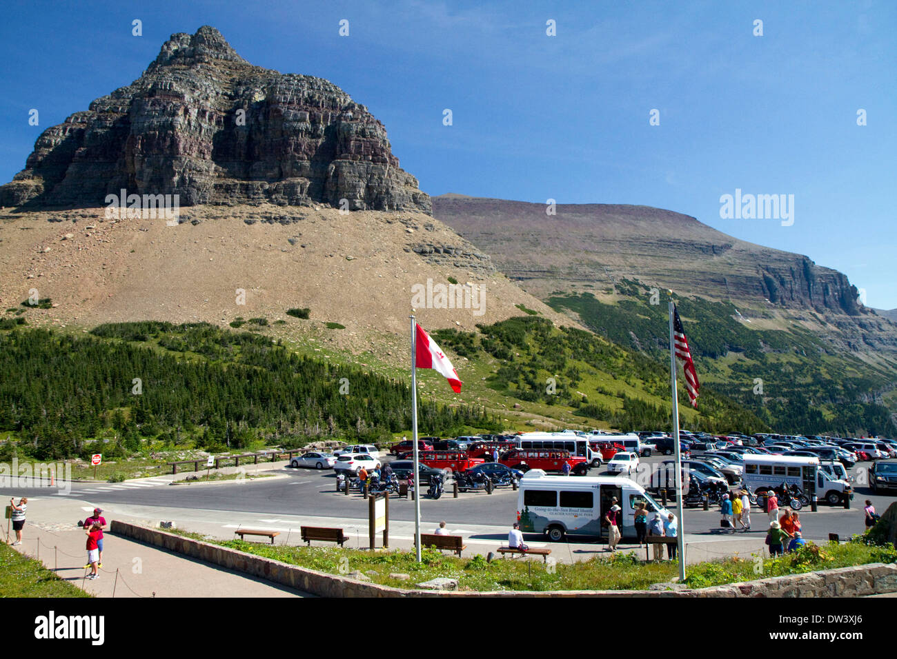 La Reynolds montagna a Logan pass si trova lungo il Continental Divide nel Parco Nazionale di Glacier, Montana, USA. Foto Stock