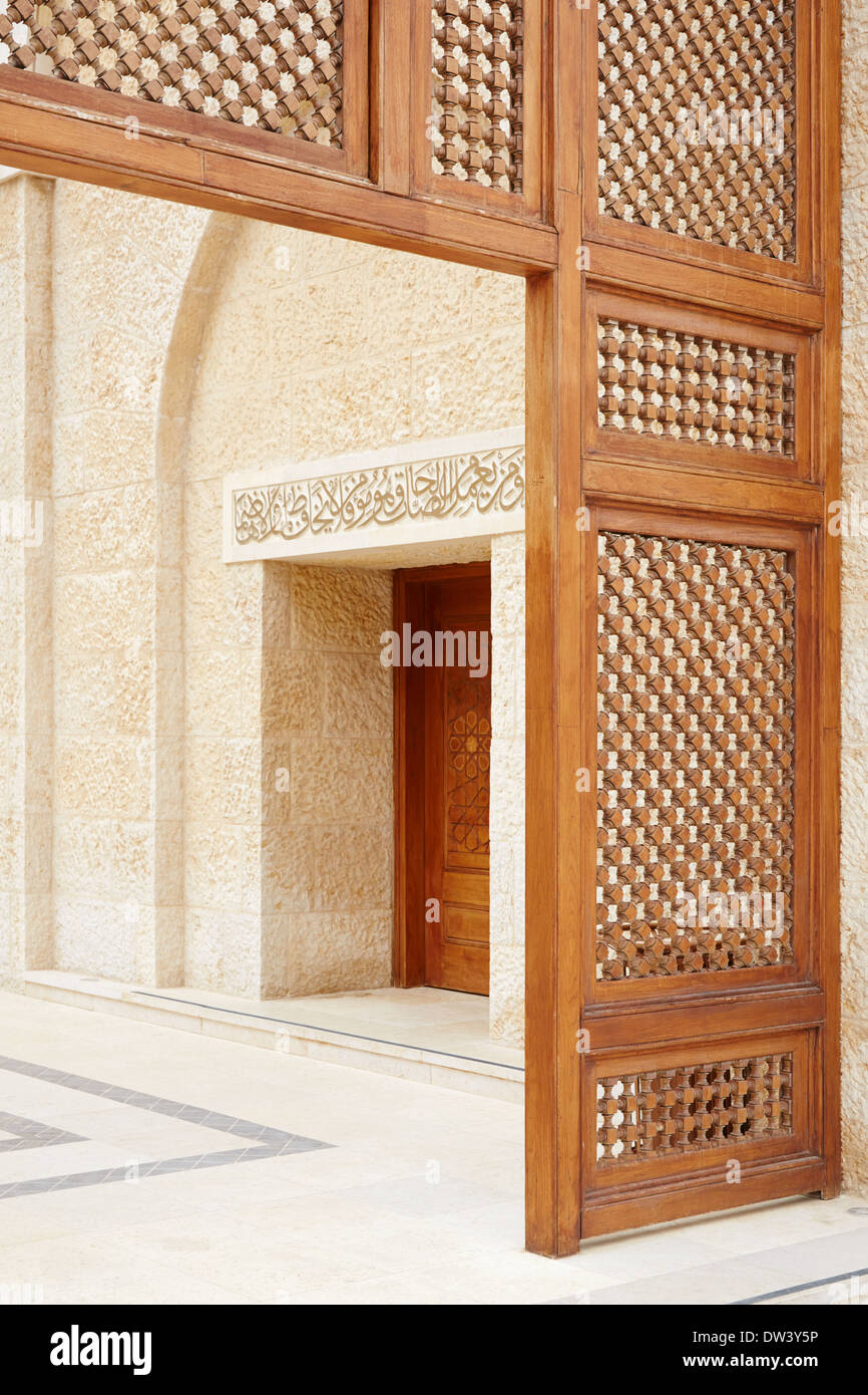 Re Hussein Bin Talal mosque porta in Amman, Giordania Foto Stock