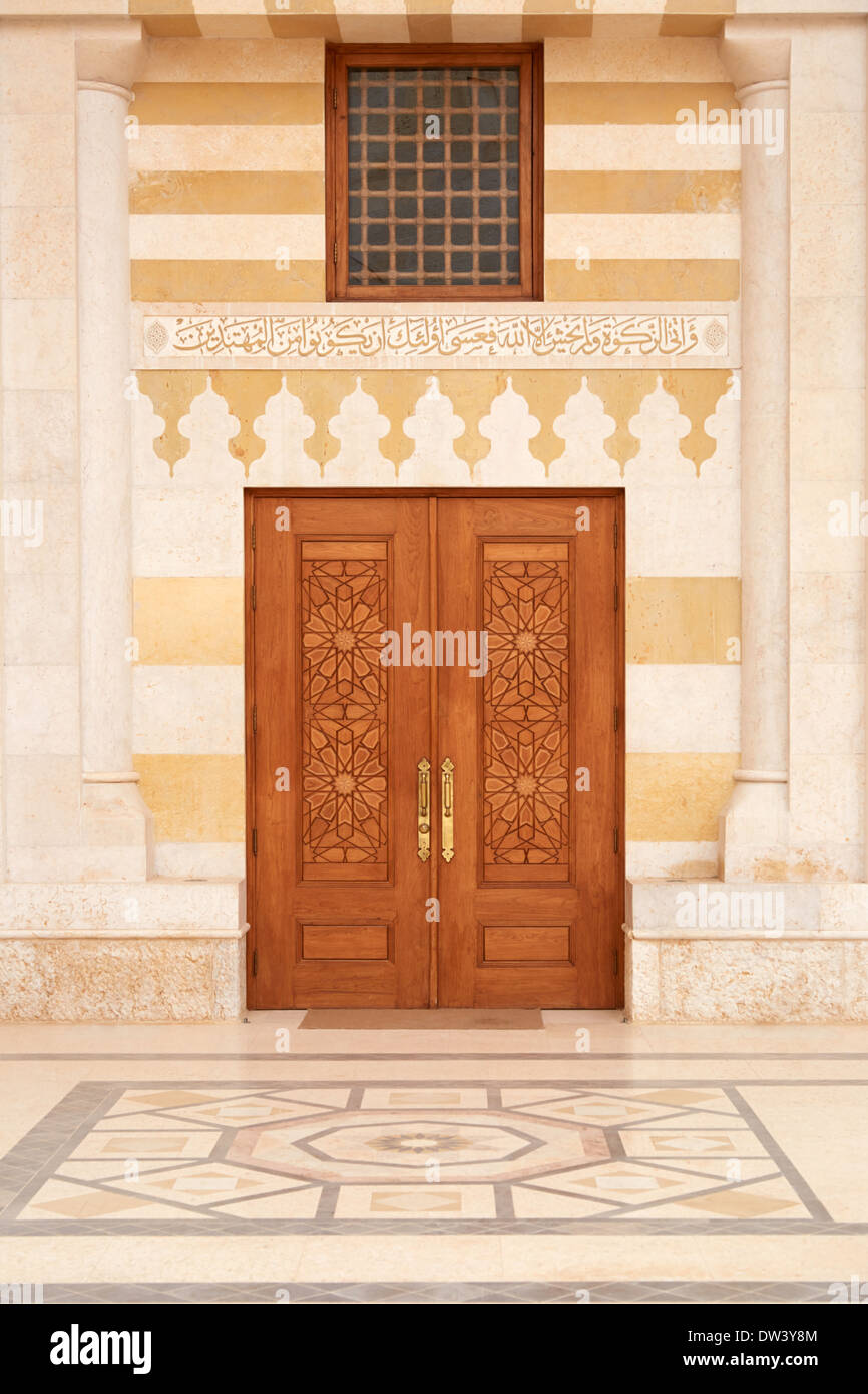 Re Hussein Bin Talal mosque porta in Amman, Giordania Foto Stock