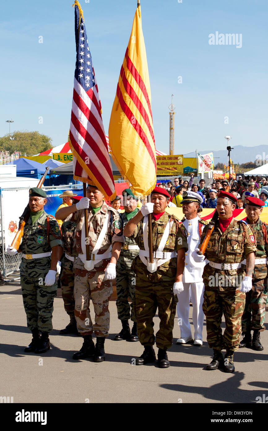 Sudvietnamiti militari membri parade loro ex bandiera lungo il lato della bandiera americana presso il Festival di Tet California Foto Stock