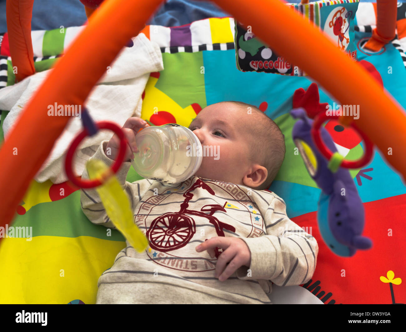 dh BAMBINO UK latte di formula del bambino bottale che allattano auto-biberon alimentato Foto Stock