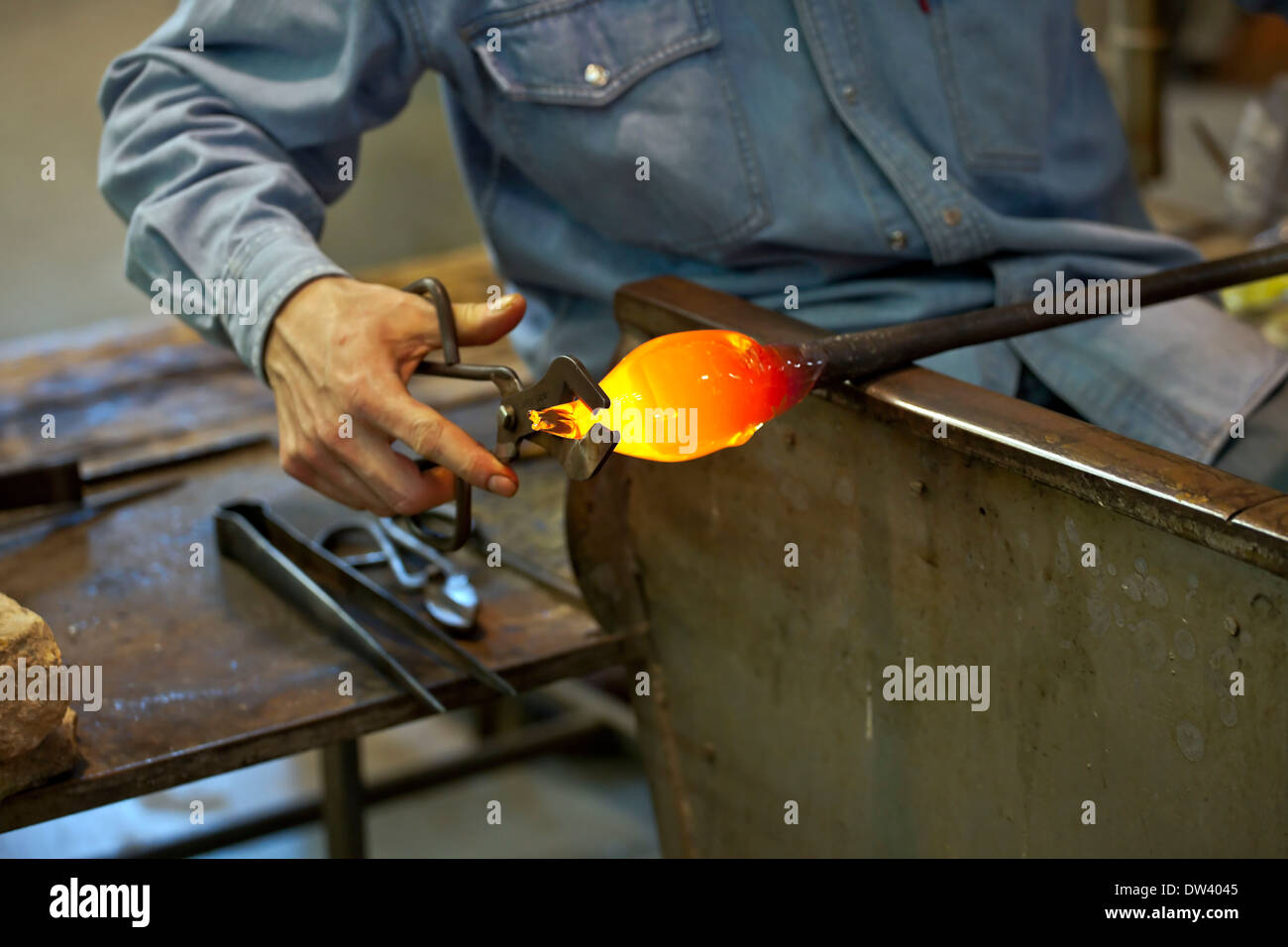 Soffiatore di vetro, Murano Foto stock - Alamy