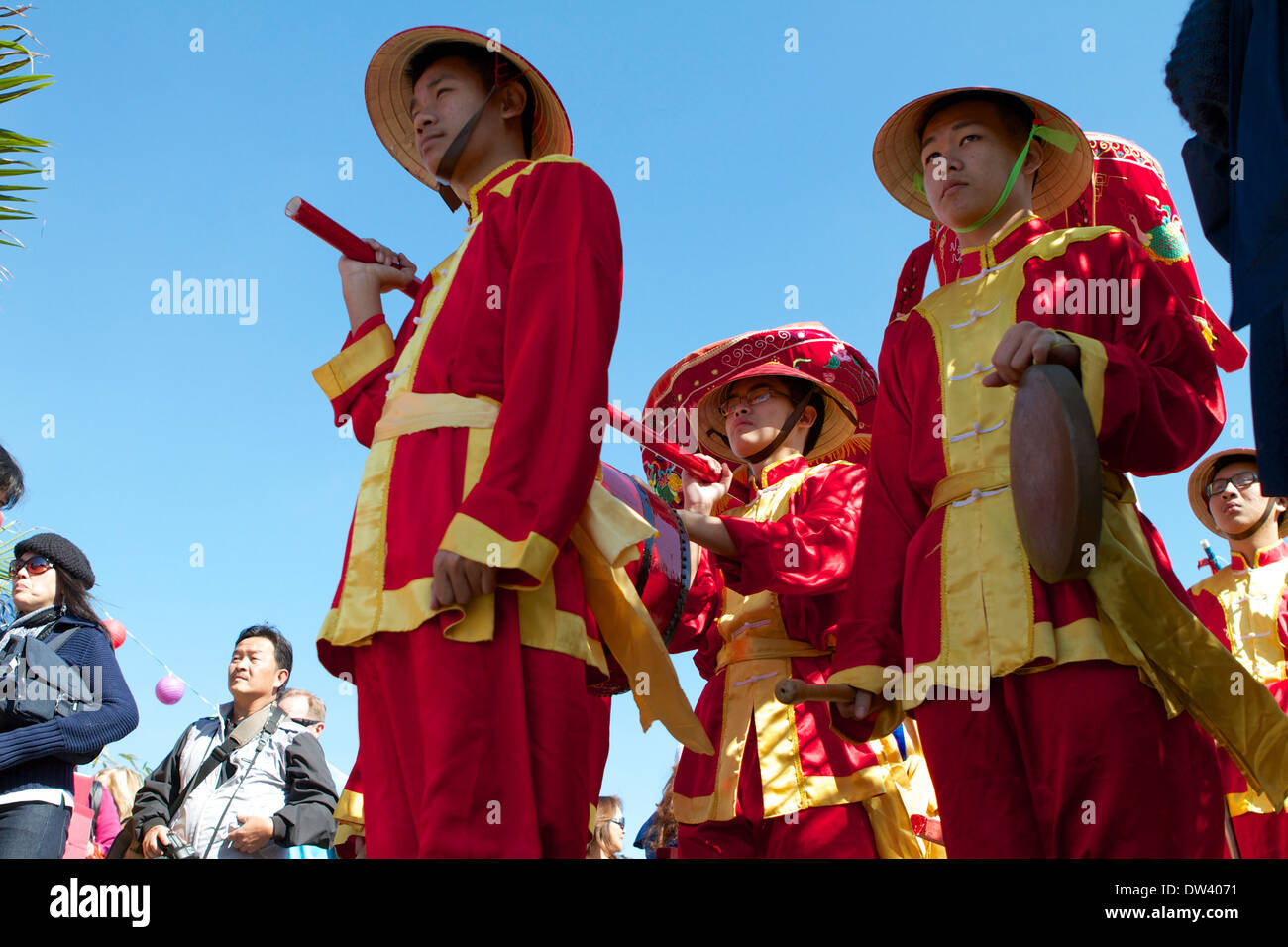 Popolo vietnamita in costume tradizionale abito e festeggiare il nuovo anno lunare (Tet Festival) a Costa Mesa California del Sud Foto Stock