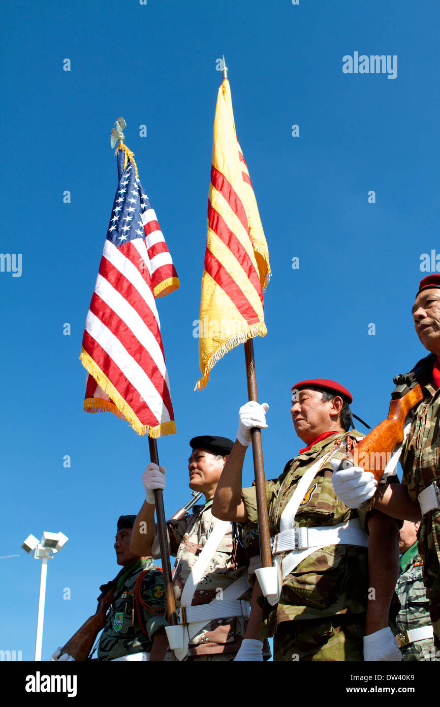 Sudvietnamiti militari membri parade loro ex bandiera lungo il lato della bandiera americana presso il Festival di Tet California Foto Stock