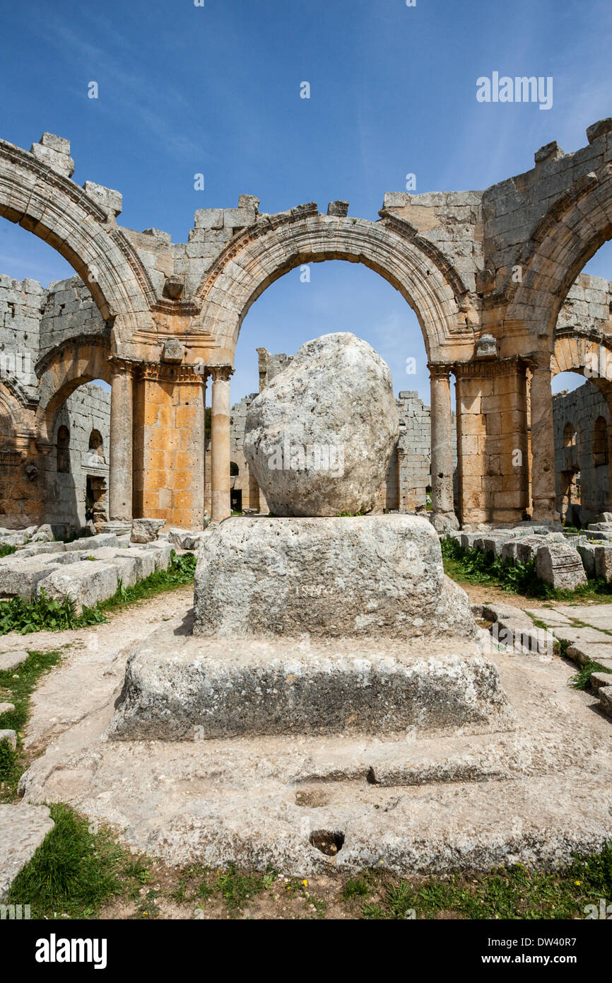 San Simeone il pilastro può ancora essere visto nel centro del cortile, anche se ora è a soli 2 metri (6 ft 7 in) alta boulder Foto Stock