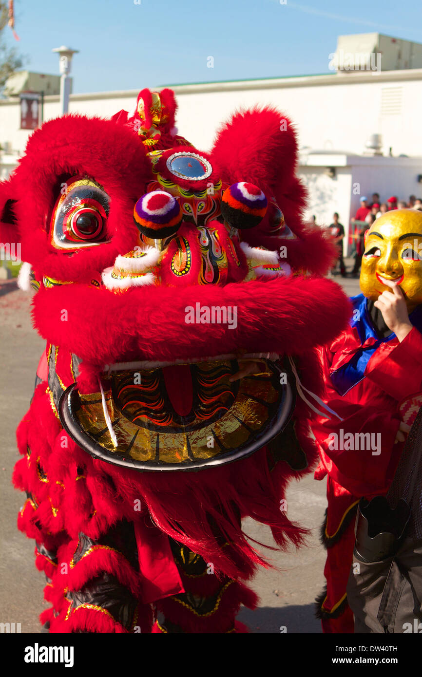 Tradizionale vietnamita Leone danza eseguita presso un festival del Tet (il nuovo anno lunare) California presumibilmente per allontanare gli spiriti maligni Foto Stock