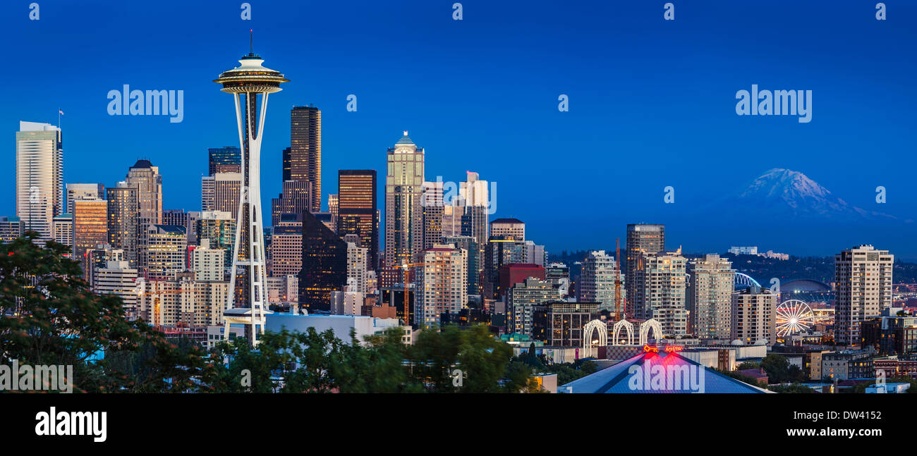 Twilight su Seattle Washington con il Monte Rainier al di là, STATI UNITI D'AMERICA Foto Stock