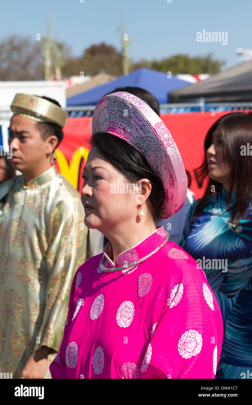 Donna vietnamita in abito tradizionale celebra la festa del Tet (il nuovo anno lunare) in Costa Mesa California del Sud Foto Stock