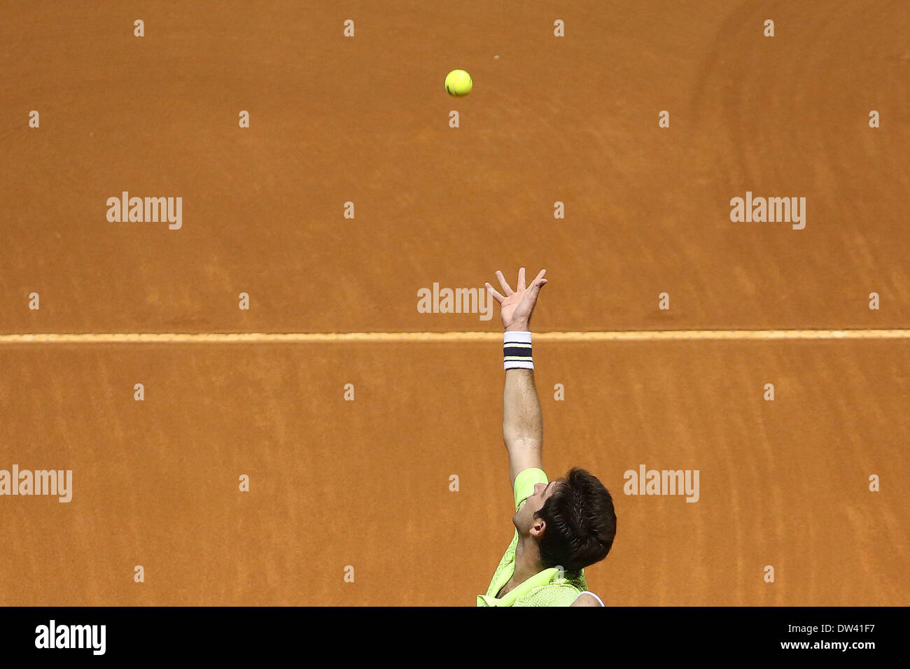 Sao Paulo, Brasile. 26 Febbraio, 2014. Argentina del Federico Delbonis serve alla Spagna di Nicolas ALMAGRO durante i loro uomini singoli corrispondono al 2014 Brasile Open Tennis Tournament in Sao Paulo, Brasile, nel febbraio 26, 2014. Credito: Rahel Patrasso/Xinhua/Alamy Live News Foto Stock