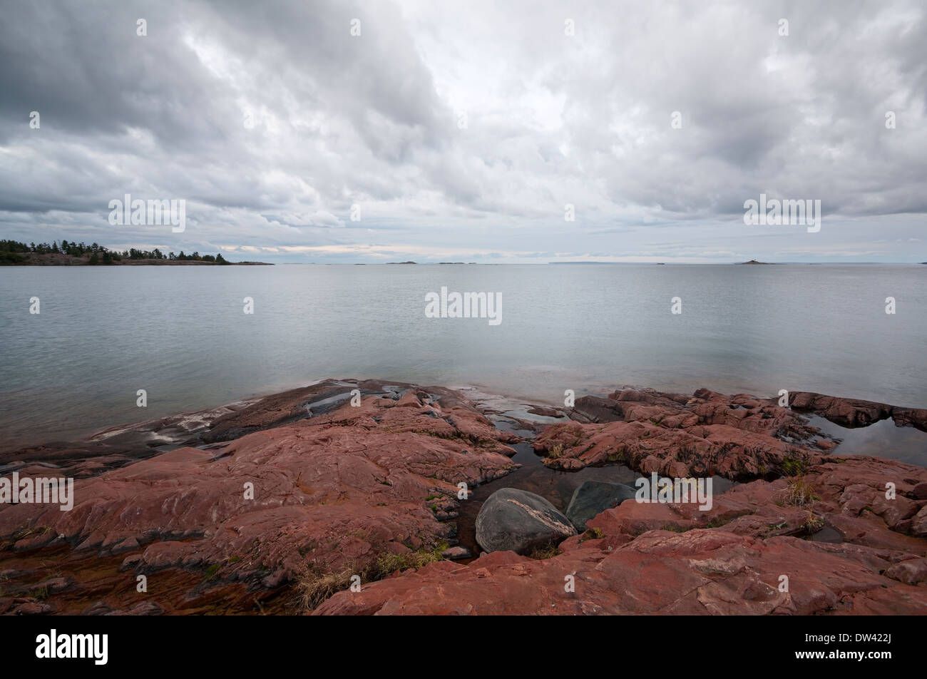 Nuvole drammatico e rosa di roccia di granito abbellisce il litorale di Georgian Bay in Killarney Provincial Park, Ontario, Canada. Foto Stock