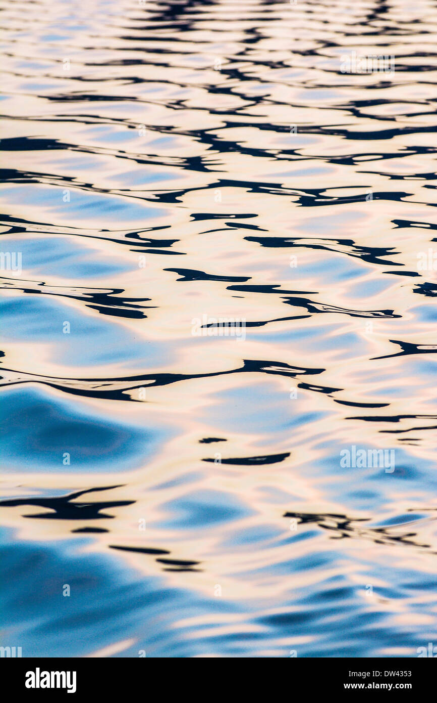 Si rigonfia in acqua calma, Alaska Foto Stock