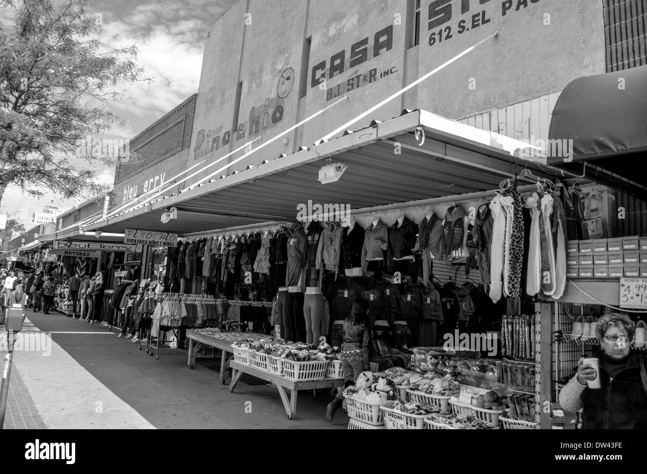 Black & White Immagine di negozi su S El Paso St, El Paso, Texas Foto Stock