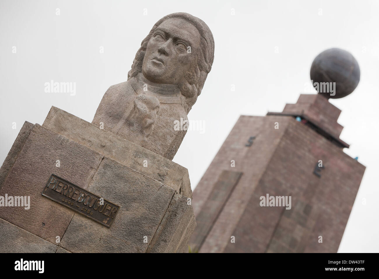 Statua di astronomo francese Pierre Bouguer equatore monumento in background Quito Ecuador Foto Stock