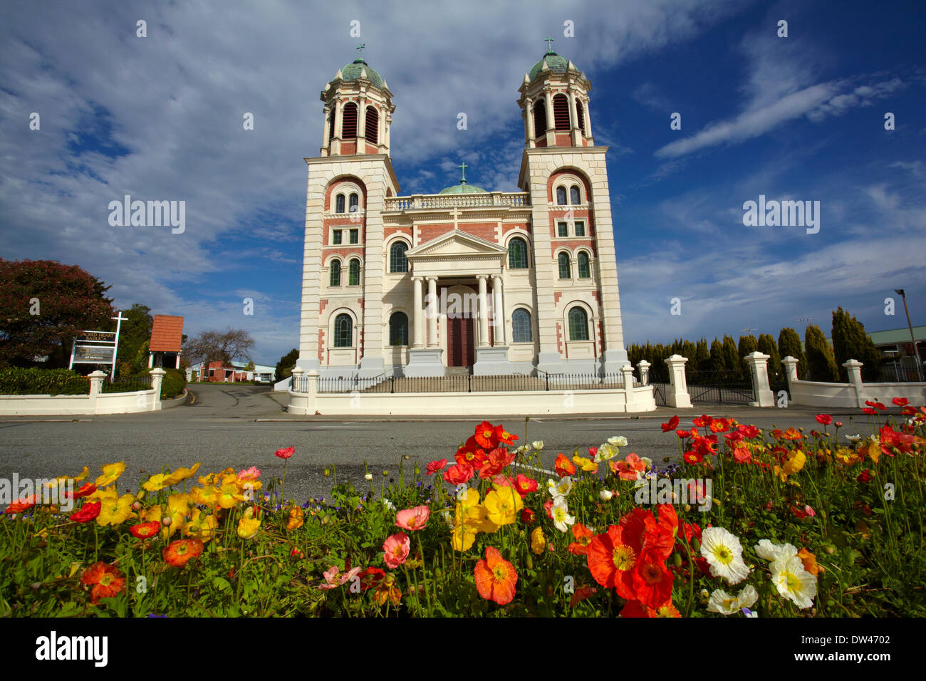 La Basilica del Sacro Cuore e fiori di primavera, Timaru, Canterbury sud, Isola del Sud, Nuova Zelanda Foto Stock