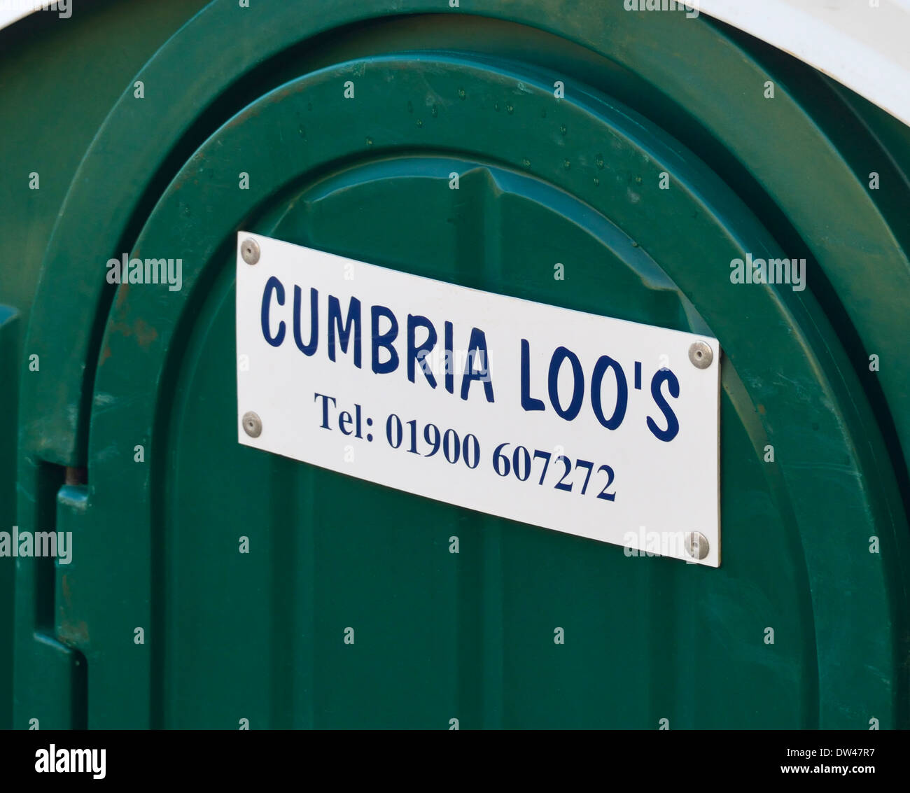 "CUMBRIA LOO'S". Miss-avviso scritto sul WC portatili. Foto Stock