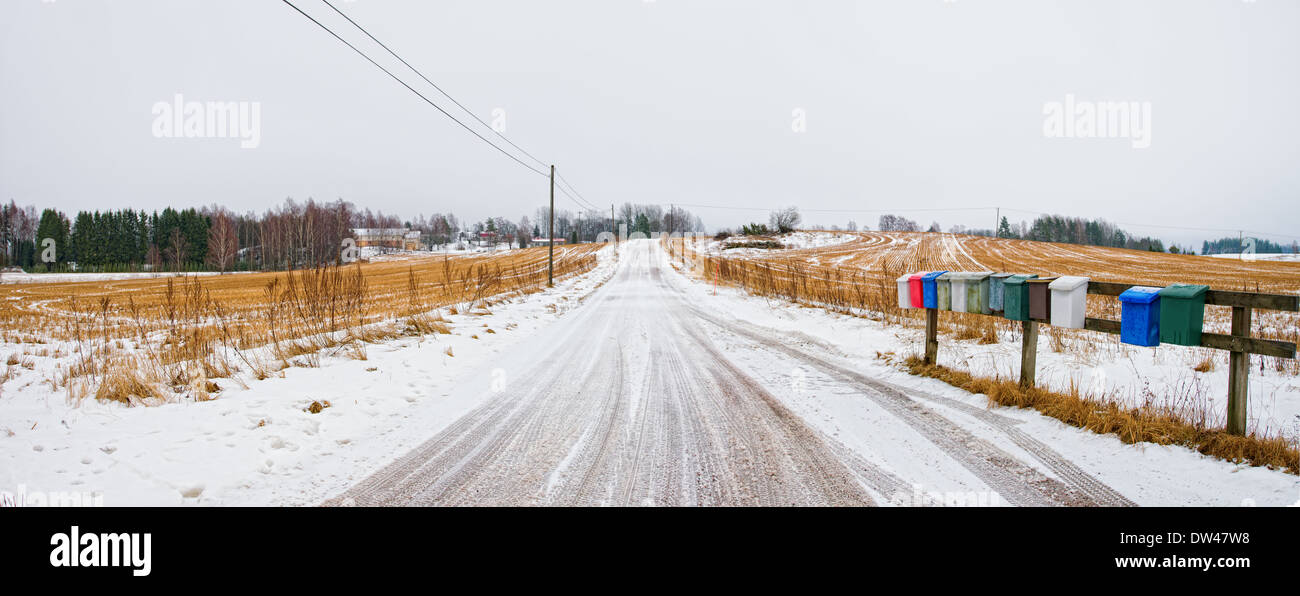 Cassette postali e strada rurale, paesaggio invernale panorama Foto Stock