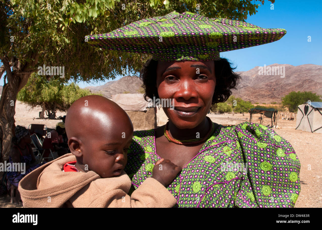 La Namibia Africa settentrionale del deserto colorato Herero tribù le donne  in abito scozzese e cappello con il bambino e il costume tradizionale in  Tomakas Foto stock - Alamy
