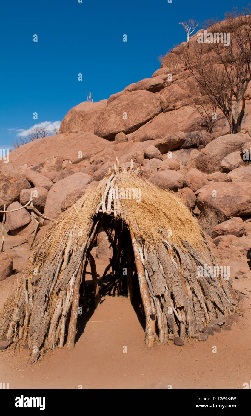 La Namibia Africa Damara remota tribù in Damaraland una capanna tradizionale nel villaggio nativo Foto Stock