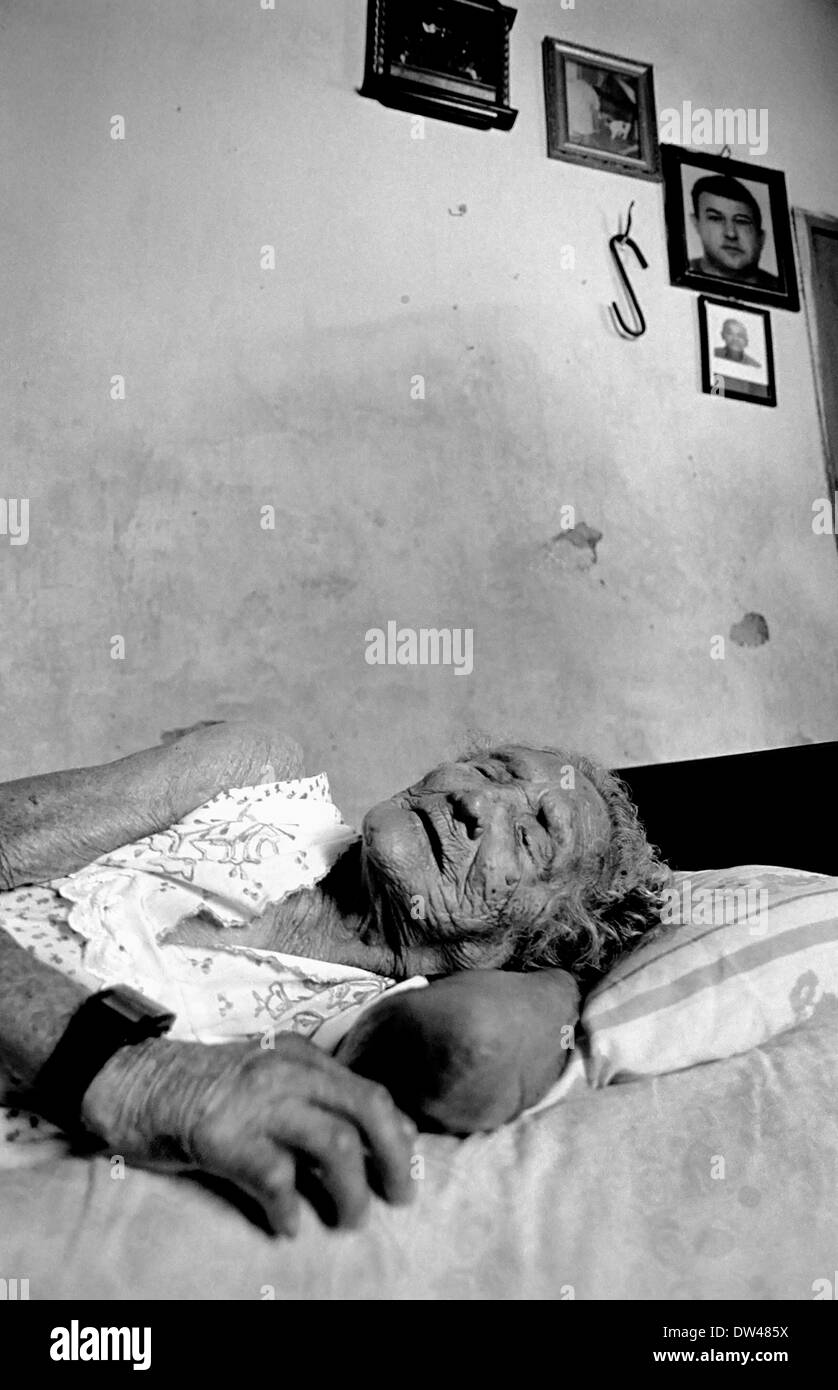 Isabel è 88 anni e non vedenti poiché era 25 a causa della malattia. In el 71 medici fatta una prognosi: ella vivrà 6 Foto Stock