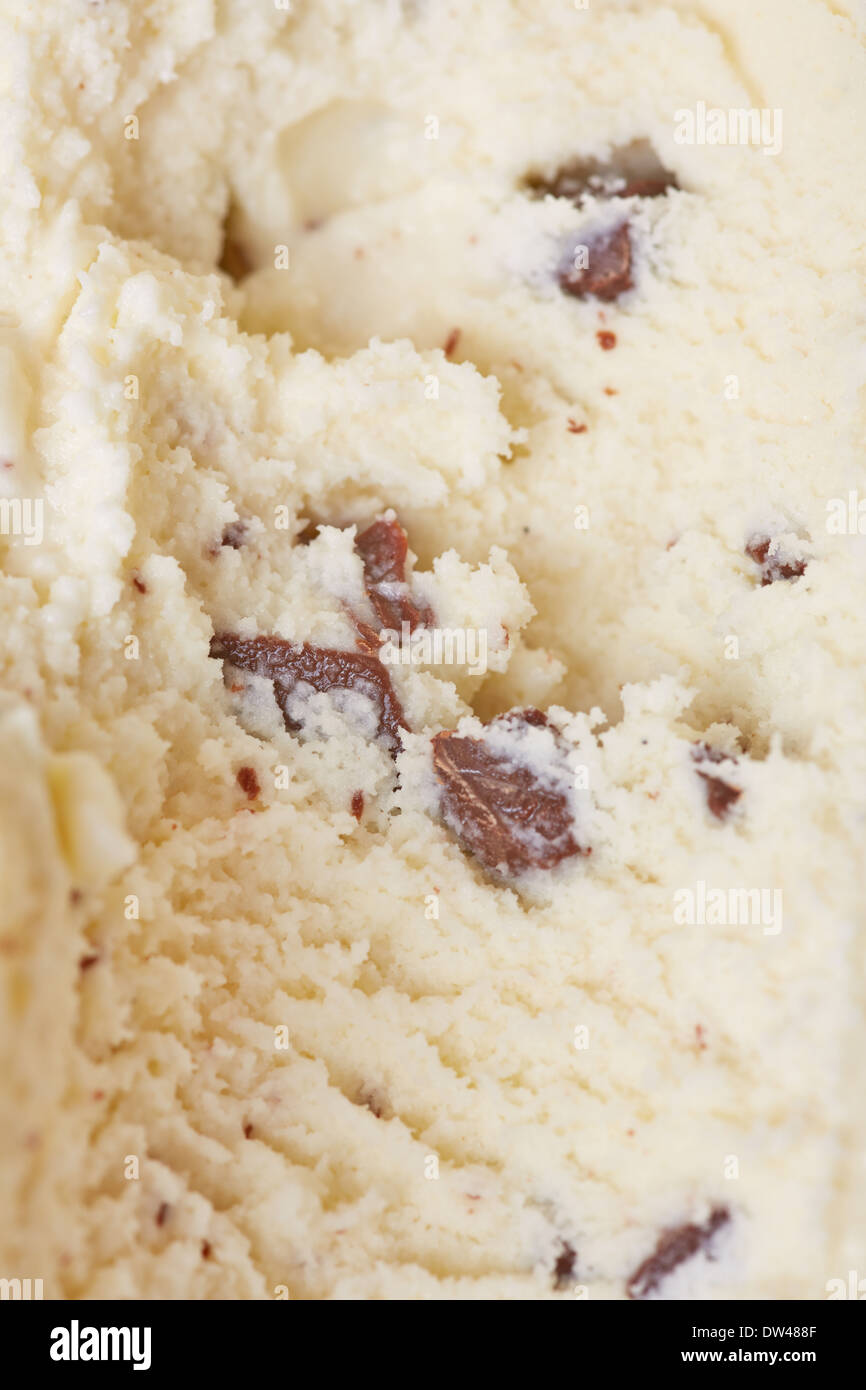 Stracciatella gelato di cui sopra in un contenitore con pezzetti di cioccolato Foto Stock