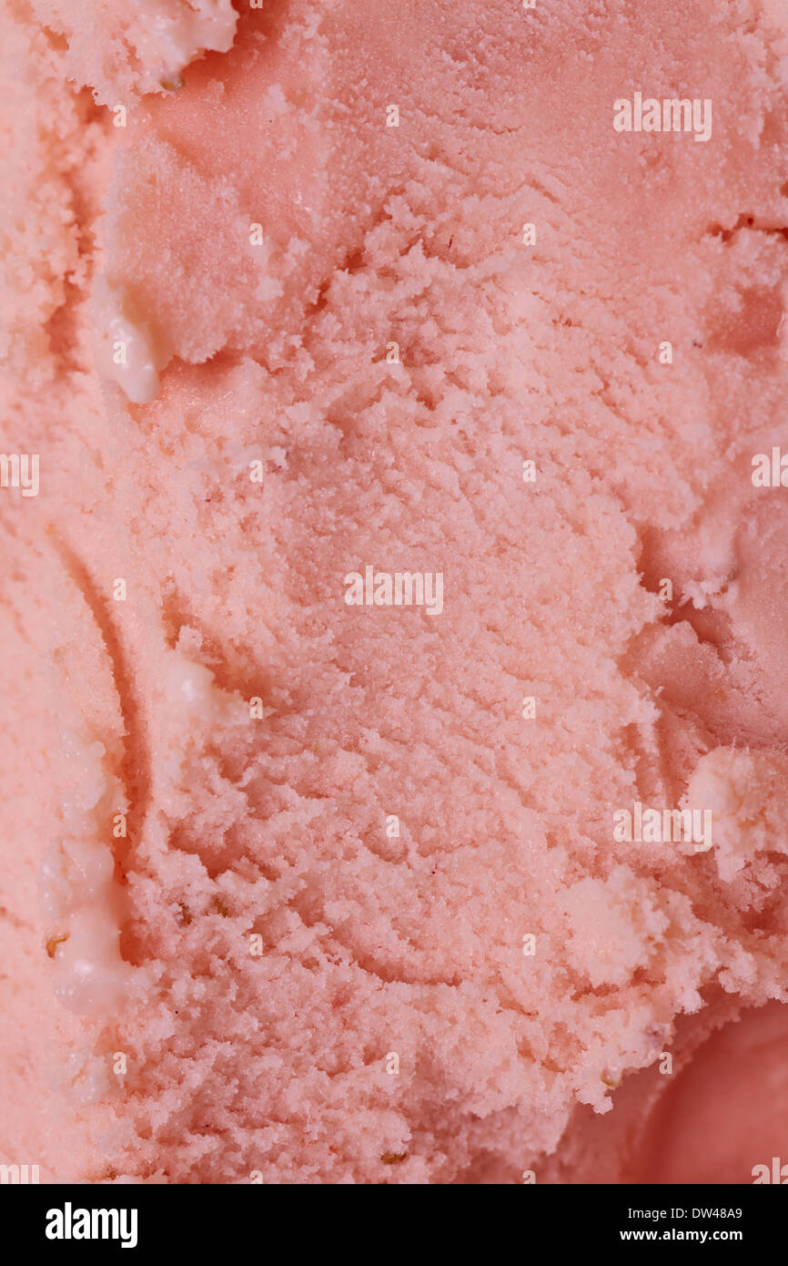 Freschi Fatti in casa gelato al lampone di cui sopra in un contenitore di servizio Foto Stock