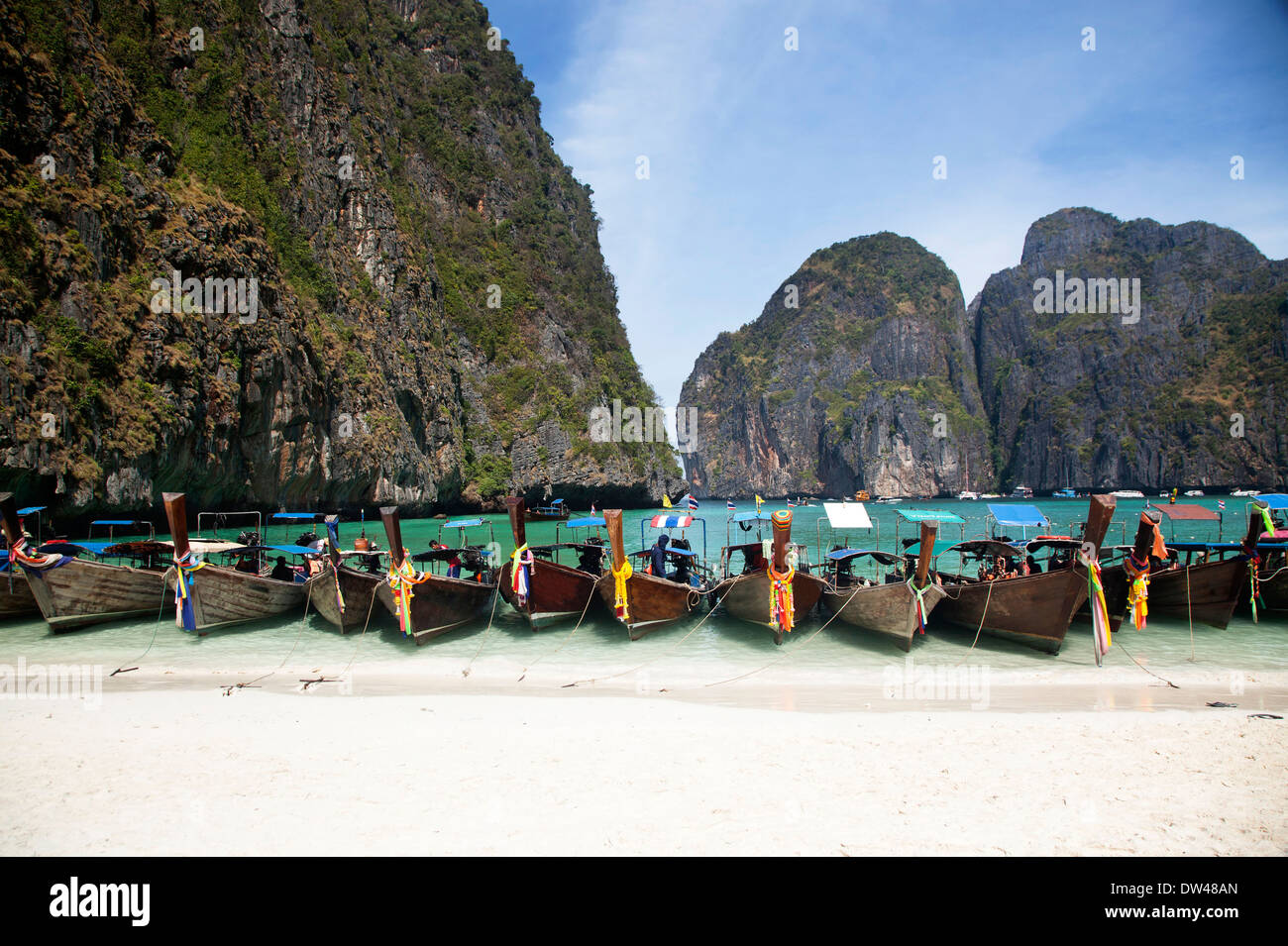 Thailandia oceano paesaggio. Esotica spiaggia vista e nave tradizionale Foto Stock