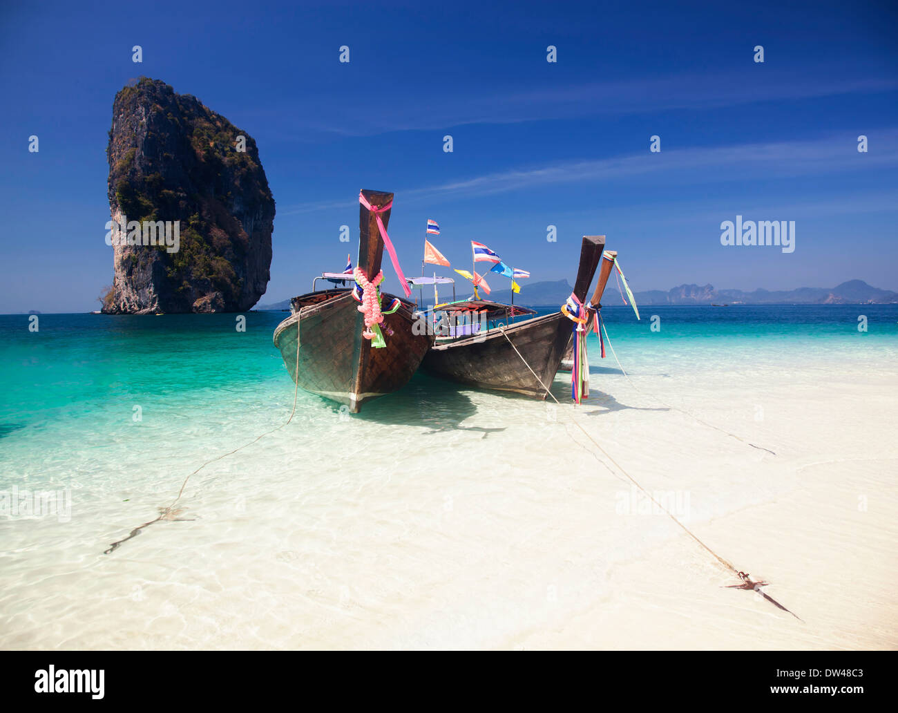 Thailandia oceano paesaggio. Esotica spiaggia vista e nave tradizionale su Ko Poda Foto Stock