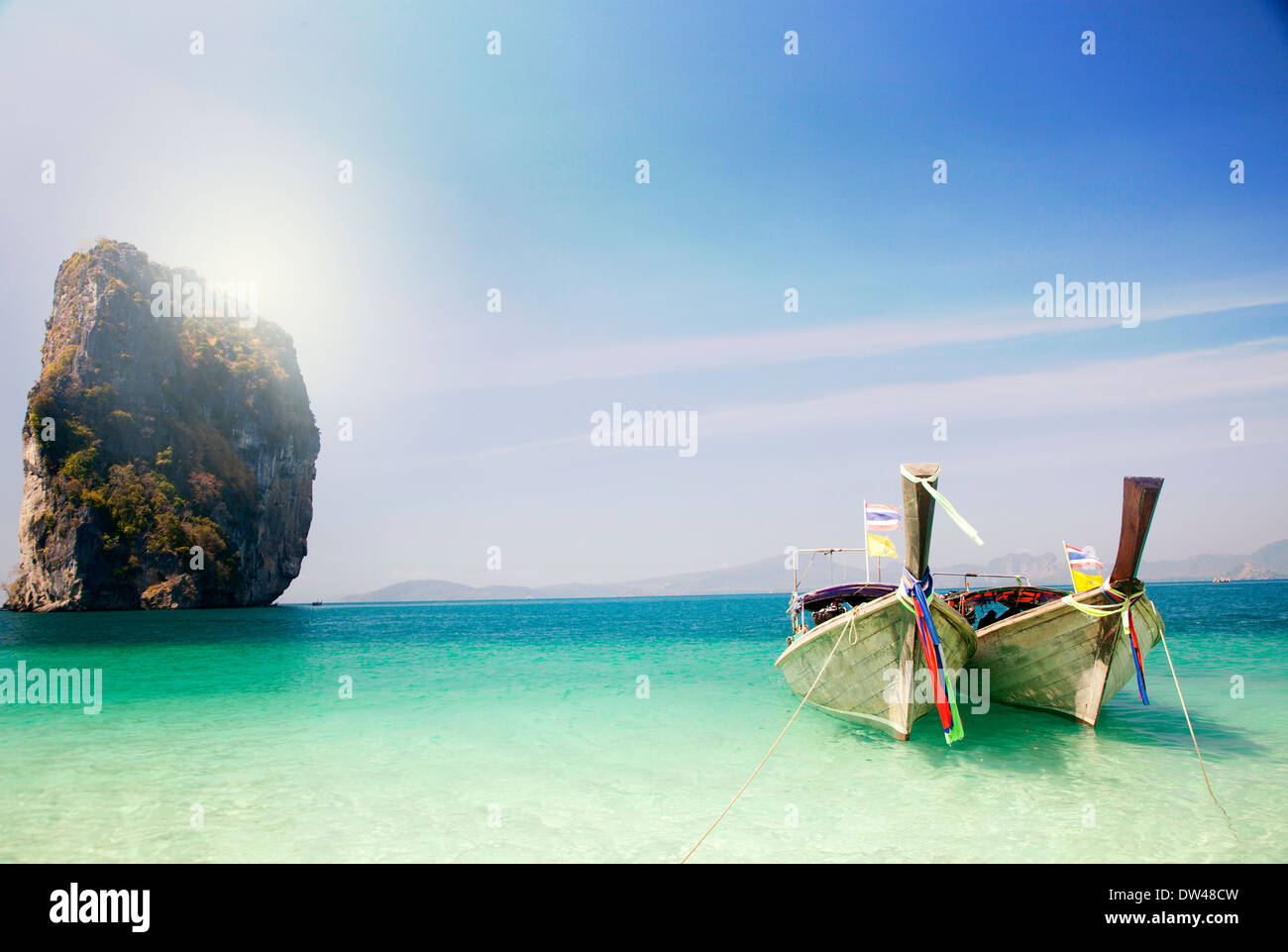 Thailandia oceano paesaggio. Esotica spiaggia vista e nave tradizionale su Ko Poda Foto Stock