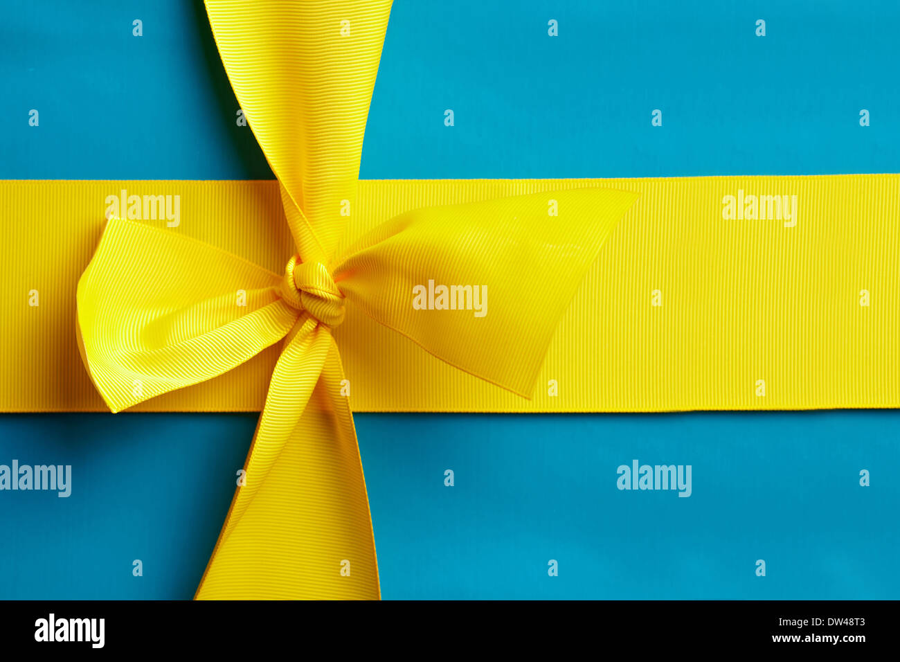 Azzurro regalo con un nastro giallo nella progettazione dei colori nazionali della Svezia Foto Stock