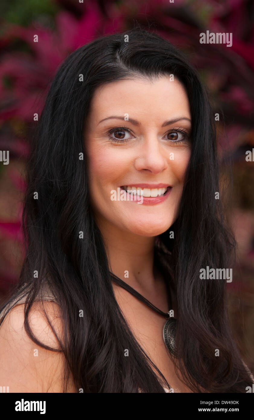 Donna attraente nel suo 40's ritratto e sorriso ed energia all'aperto Foto Stock