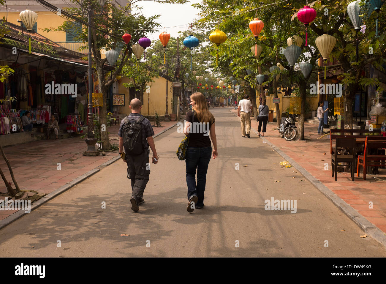 Turismo a piedi attraverso la Città Vecchia di Hoi An Foto Stock