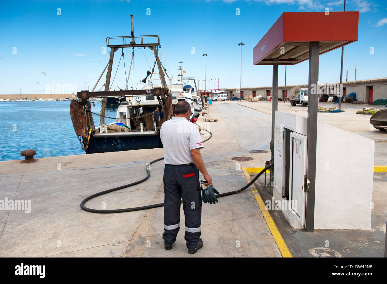 Il rifornimento di un peschereccio da traino barca nel porto di Xabia, Spagna. Foto Stock
