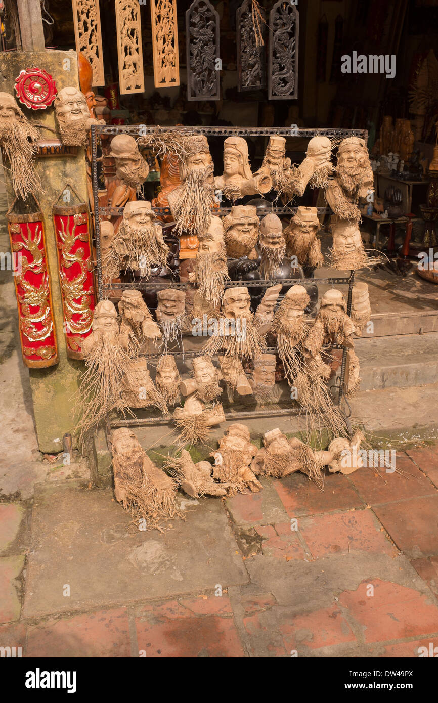 Pressione di stallo di artigianato con facce di legno nella vecchia città di Hoi An Foto Stock