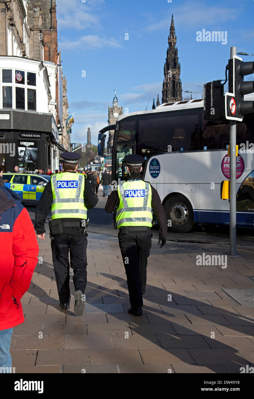 Poliziotti di Princes Street Edinburgh Scotland Regno Unito Foto Stock