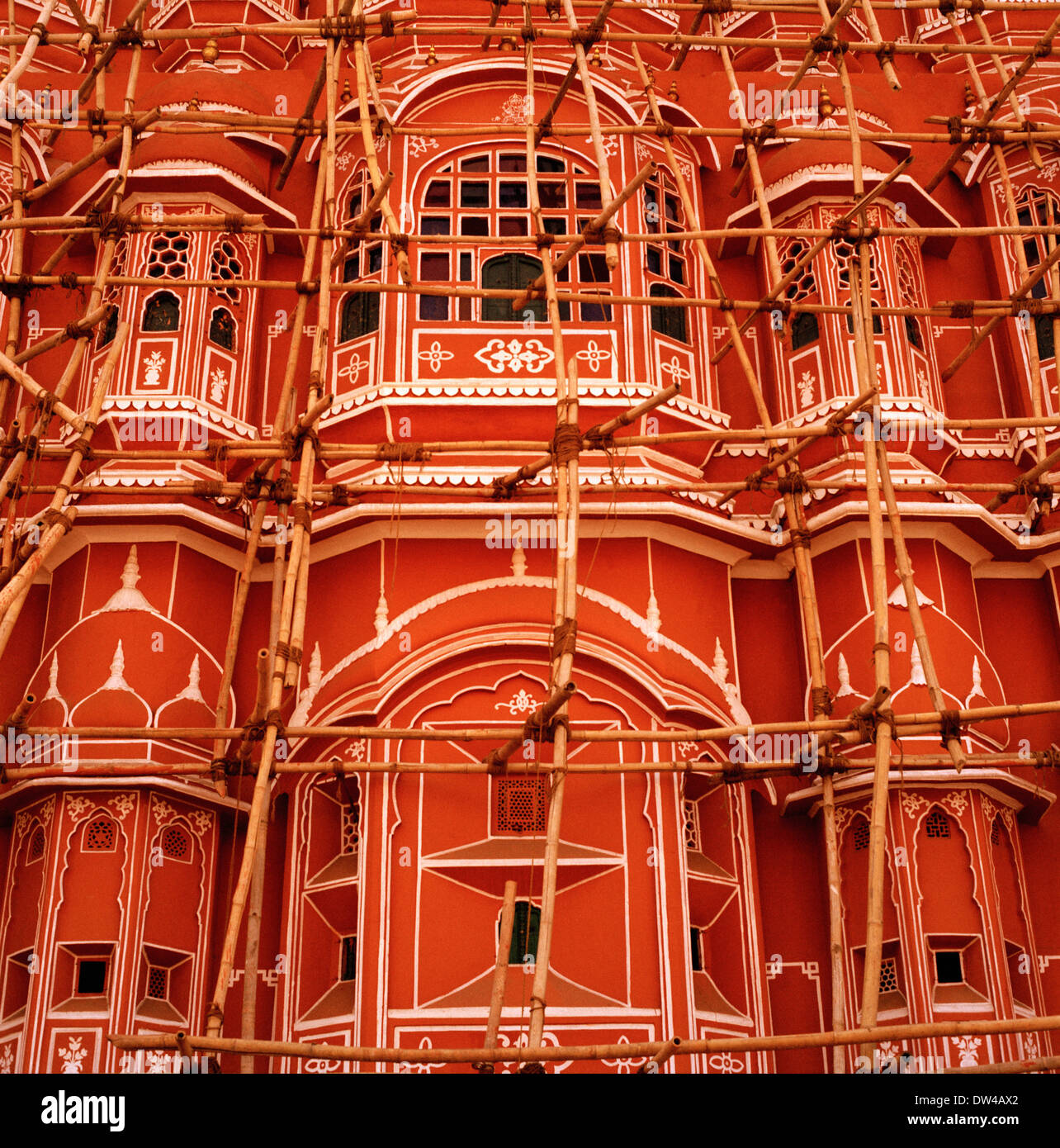 Palazzo dei venti Hawa Mahal di Jaipur città rosa in Rajasthan in India in Asia del Sud. Edificio di architettura indiana antica storia Mughal Travel Foto Stock