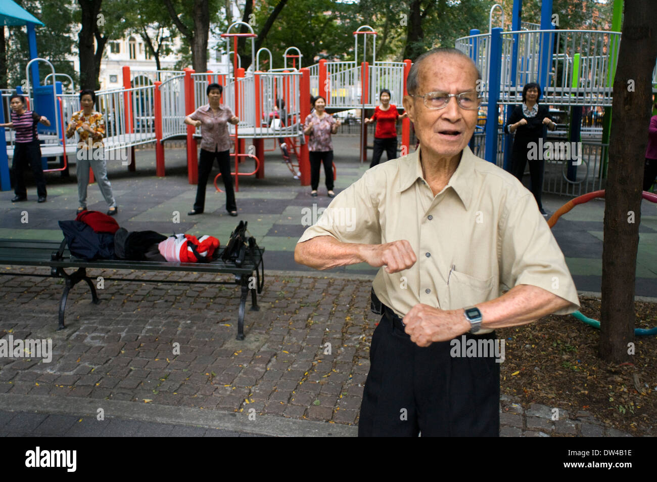 Uomo cinese praticare il Tai Chi in Seward Park nella recentemente alla moda di Lower East Side quartiere di Chinatown in NYC. WH Seward Park. Foto Stock