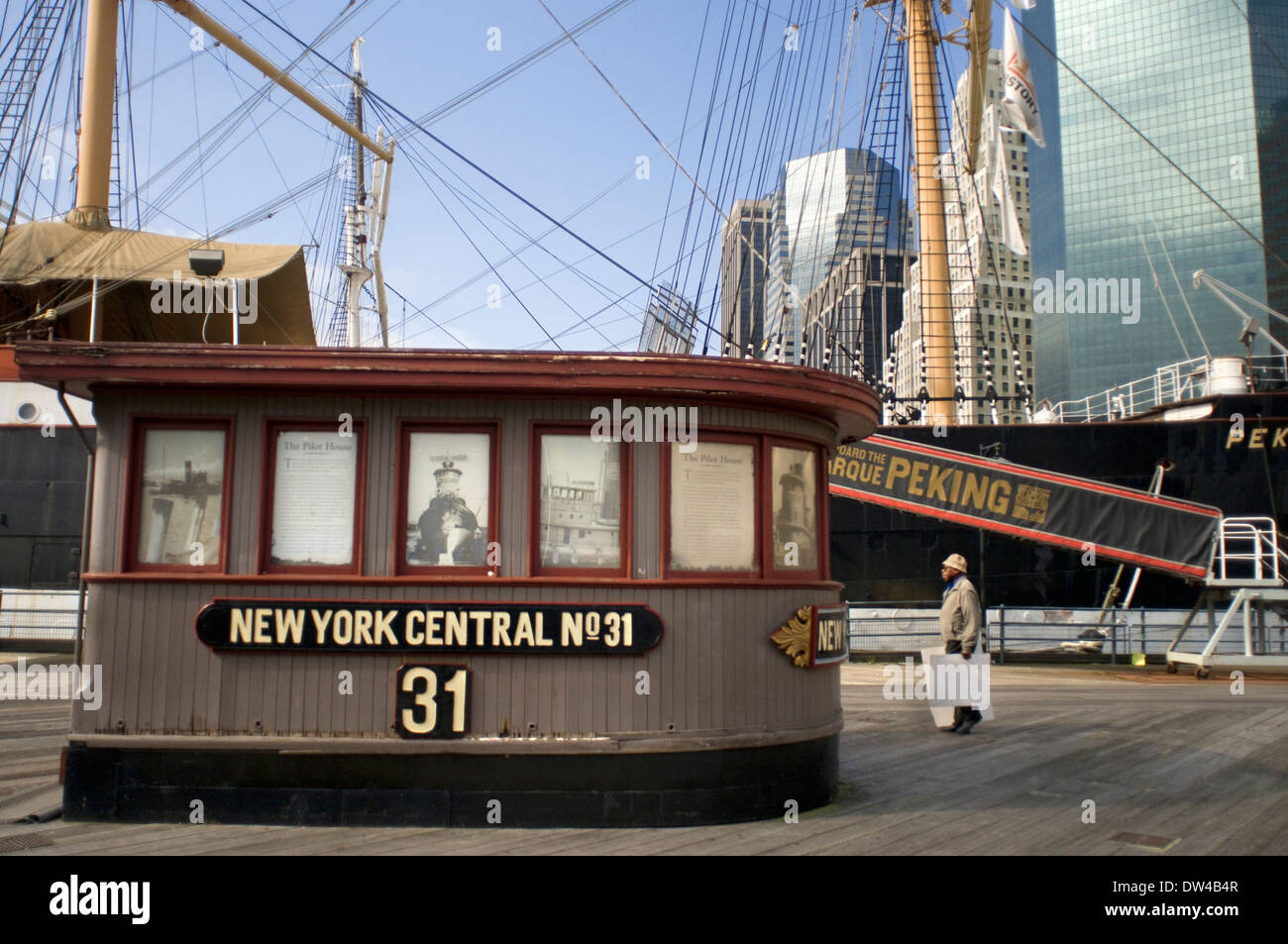 Il pilota di casa ex New York Central rimorchiatore a vapore il numero 31 sul display del Pier 16 al South Street Seaport. Il Seaport Pier 1 Foto Stock